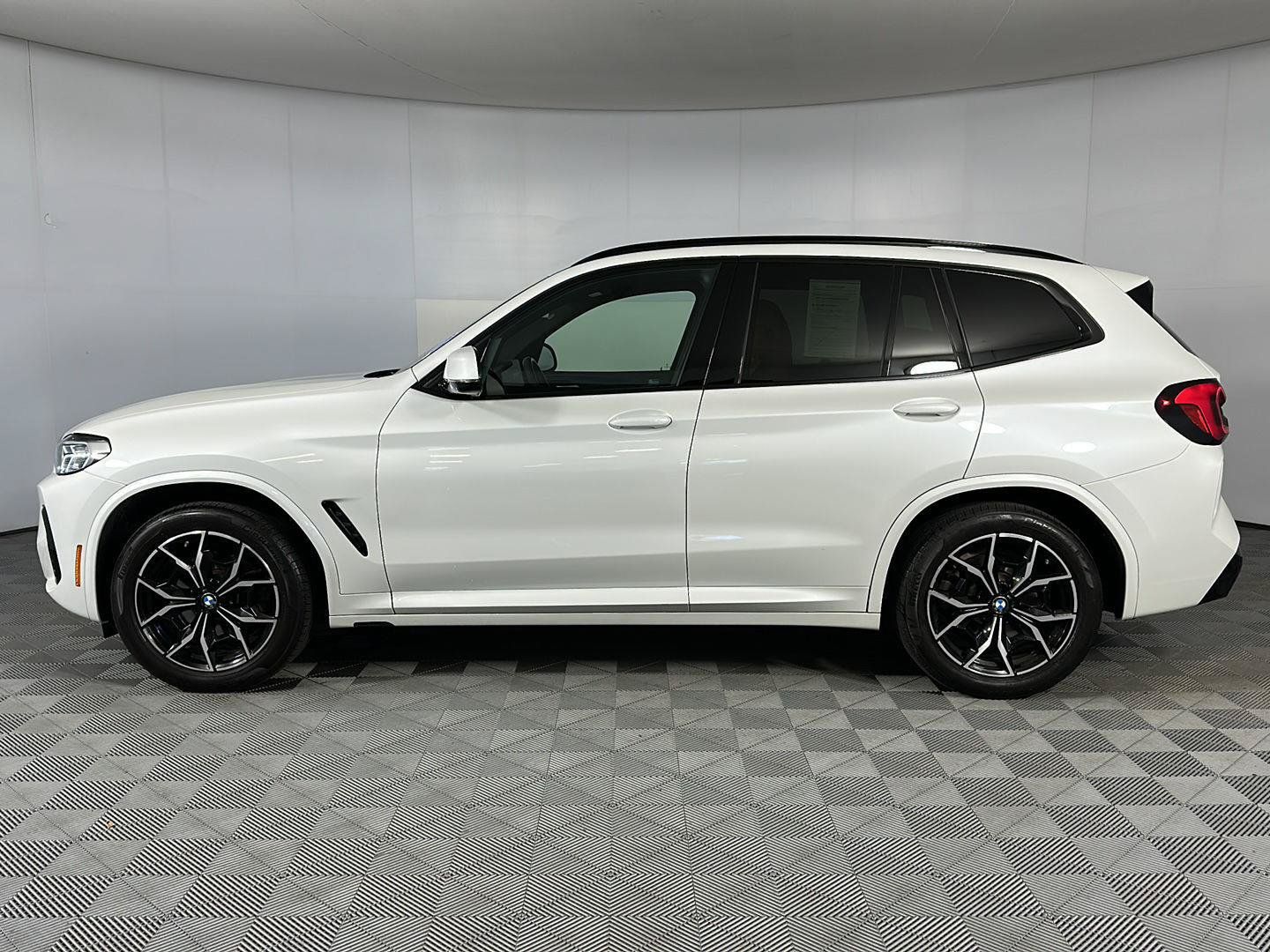 Used 2024 BMW X3 xDrive30i w/ Premium Package AWD/4WD image 4