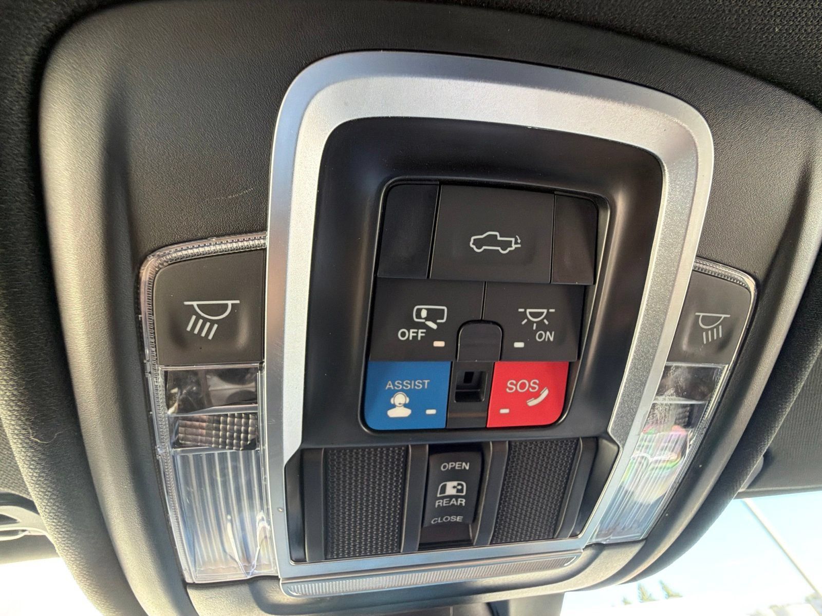 Used 2023 RAM 1500 Laramie AWD/4WD image 17
