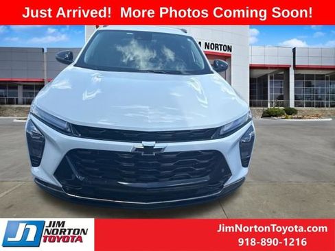 Used 2025 Chevrolet Trax ACTIV w/ Driver Confidence Package FWD image 2