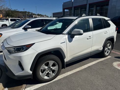 Used 2020 Toyota RAV4 XLE w/ Convenience Package image 5