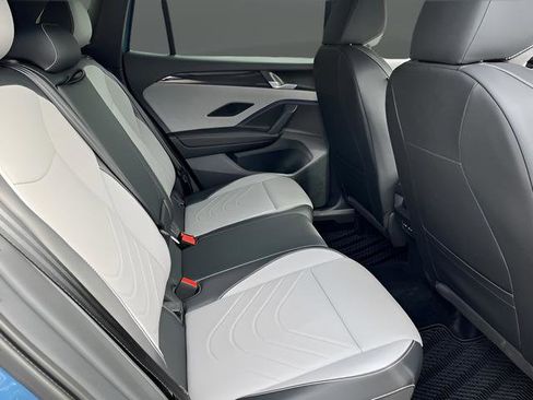 Certified 2025 Volkswagen Tiguan SE R-Line AWD/4WD image 19
