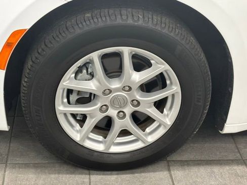 Used 2020 Chrysler Pacifica Touring-L FWD image 6