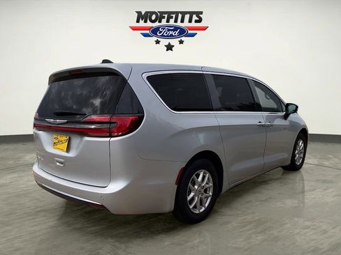 Used 2024 Chrysler Pacifica Touring-L image 5