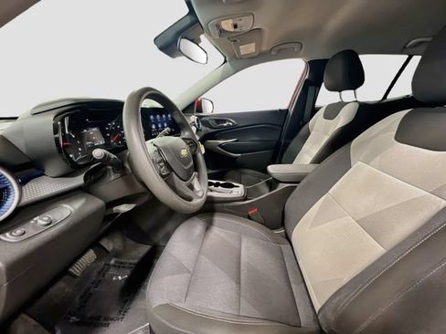 Used 2024 Chevrolet Trax LS w/ LS Convenience Package FWD image 21