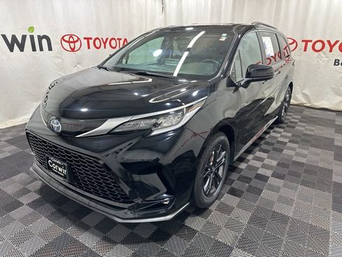 Used 2024 Toyota Sienna XSE w/ XSE Plus Package image 3