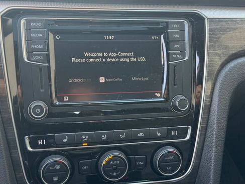 Used 2018 Volkswagen Passat 3.6 SEL Premium image 26