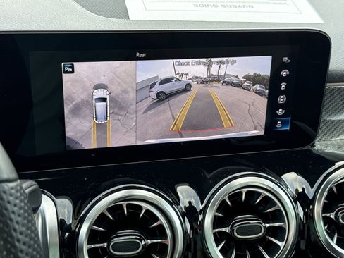 Certified 2022 Mercedes-Benz GLB 250 4MATIC image 18