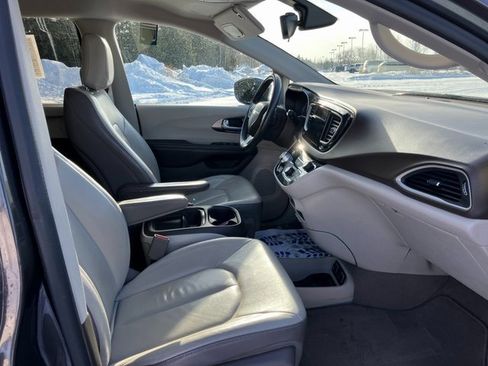 Used 2017 Chrysler Pacifica Touring-L w/ Tire & Wheel Group image 16