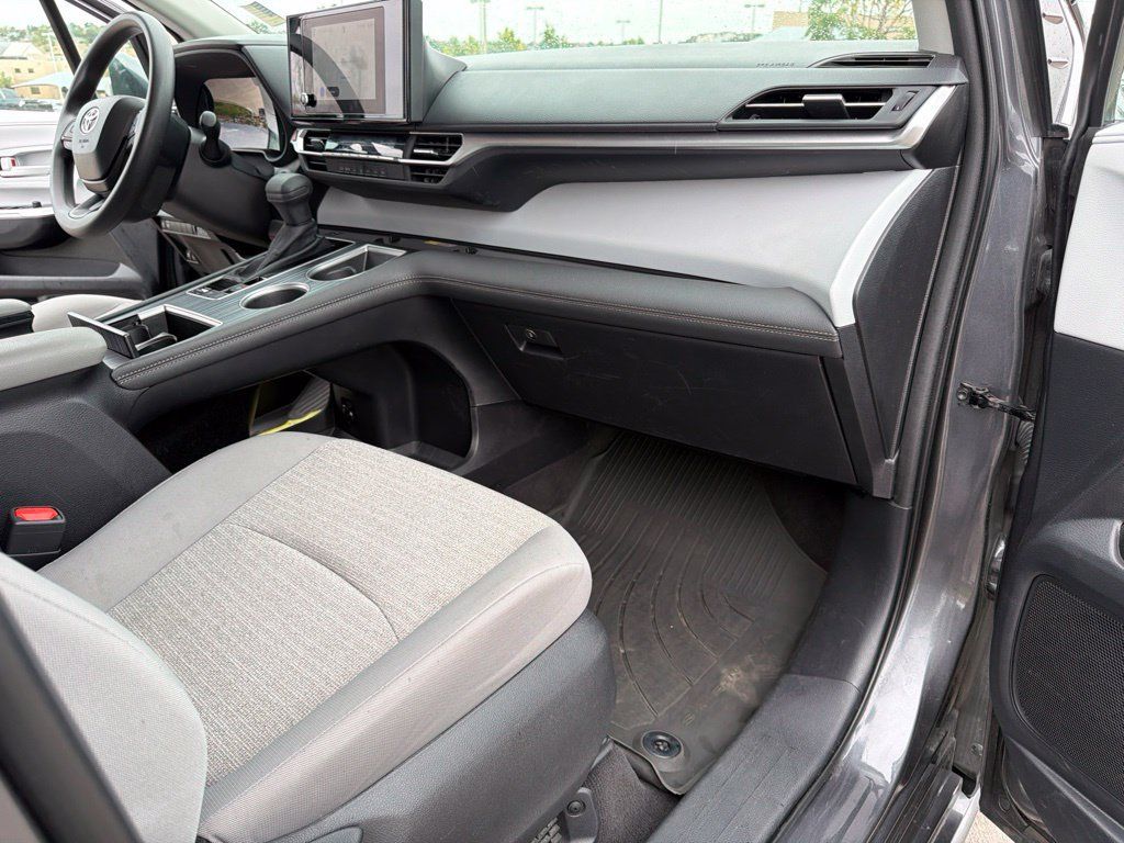 Used 2025 Toyota Sienna LE AWD/4WD image 28