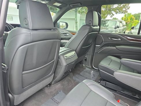 Used 2022 Cadillac Escalade Luxury AWD/4WD image 13