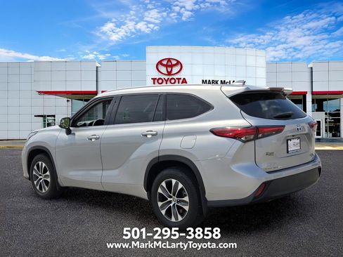 Used 2022 Toyota Highlander XLE AWD/4WD image 3