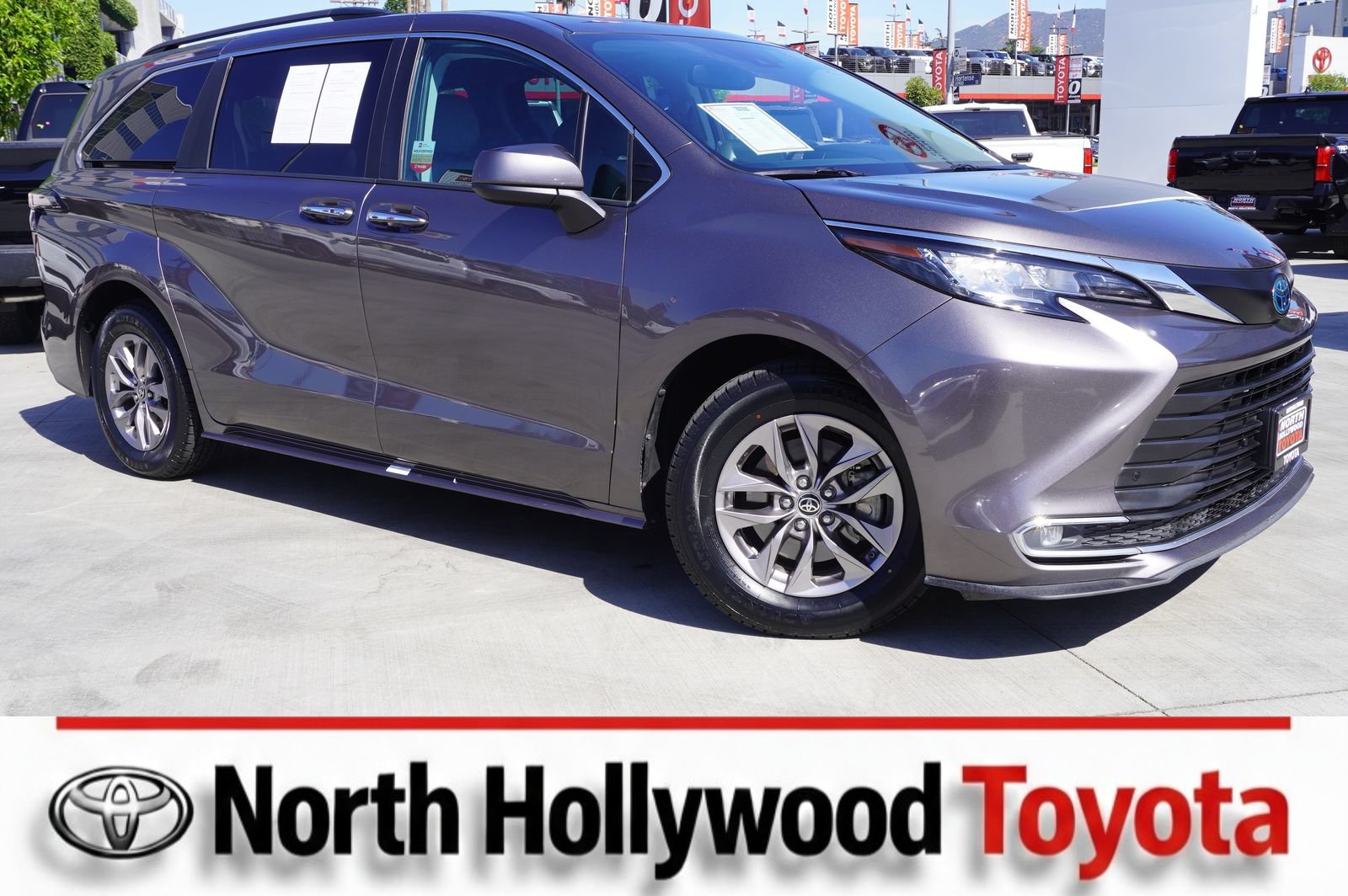 Certified 2023 Toyota Sienna XLE FWD image 1