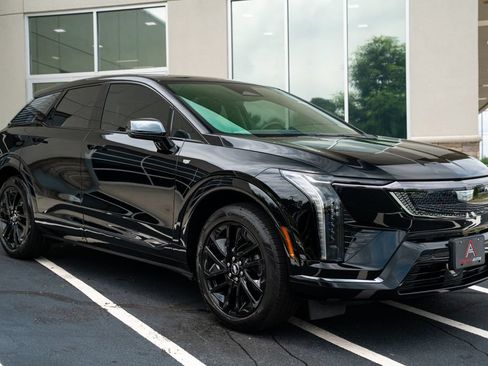 Used 2025 Cadillac Optiq Sport 1 w/ LPO, ONYX Package AWD/4WD image 7