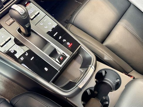 Certified 2025 Porsche Macan AWD/4WD image 19