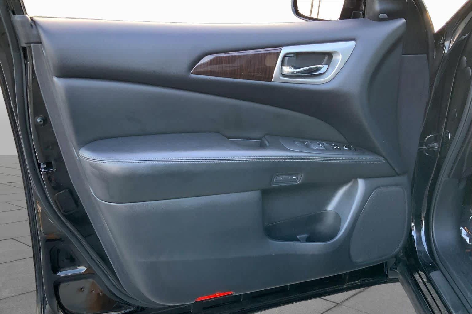 Used 2015 Nissan Pathfinder Platinum w/ Cargo Package FWD image 21