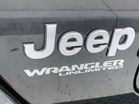 Used 2019 Jeep Wrangler Unlimited Sahara image 22