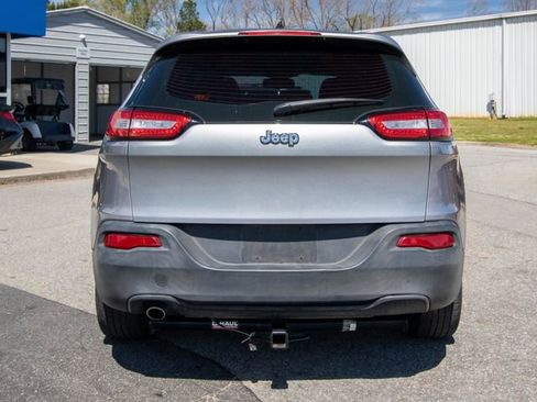 Used 2016 Jeep Cherokee Sport image 18