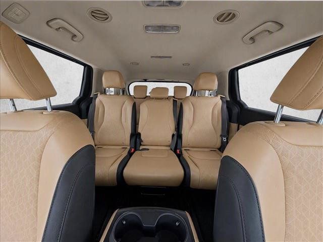 Used 2024 Kia Carnival LX FWD image 15