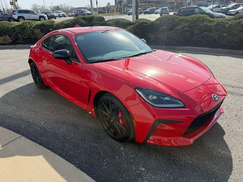 Used 2025 Toyota GR86 Premium w/ Performance Package image 3