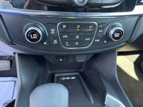 Used 2023 Chevrolet Traverse LT image 17