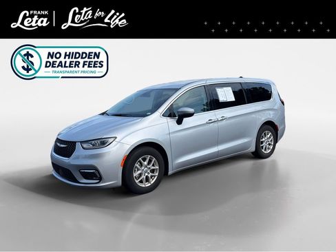 Used 2023 Chrysler Pacifica Touring-L FWD image 1