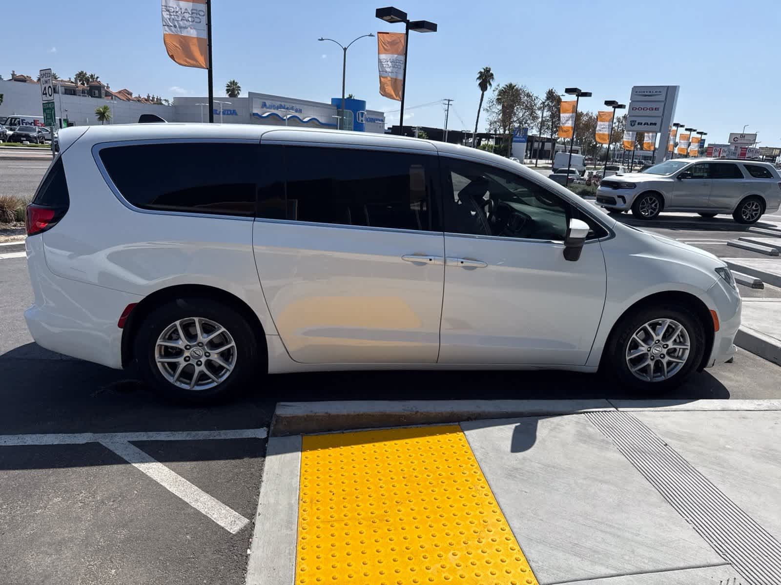 Used 2022 Chrysler Voyager LX FWD image 11