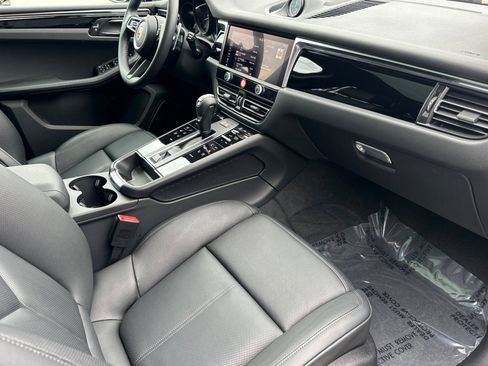 Used 2025 Porsche Macan AWD image 16