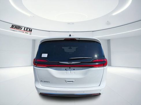 New 2026 Chrysler Pacifica Pinnacle image 4