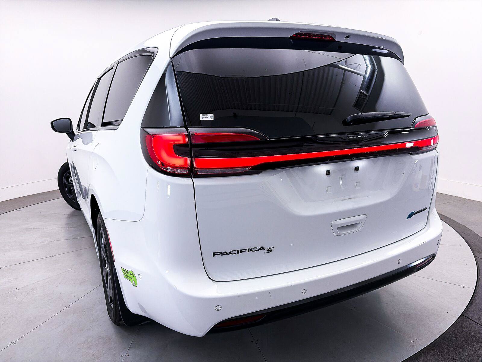 Used 2023 Chrysler Pacifica Touring-L w/ Uconnect Theater Family Group FWD image 5