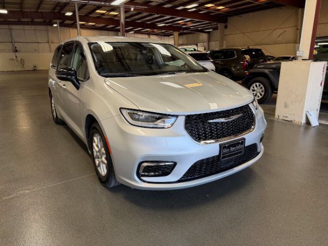 Used 2024 Chrysler Pacifica Touring-L FWD image 7