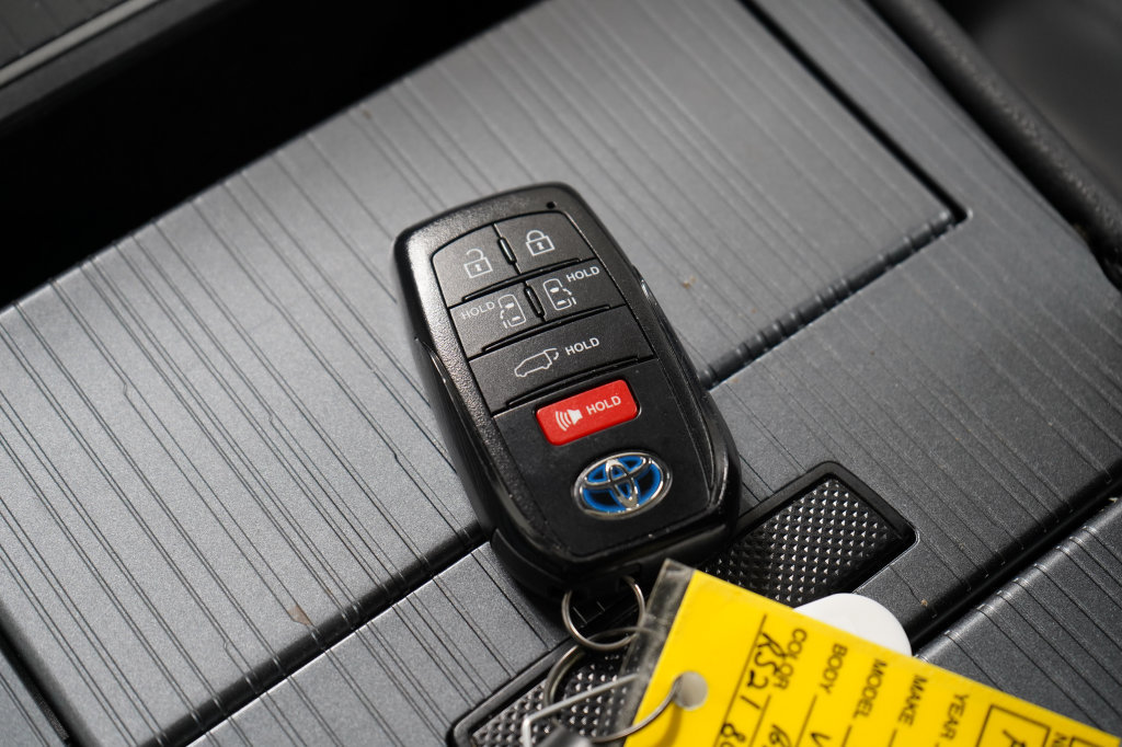 Used 2024 Toyota Sienna XSE w/ XSE Premium Package FWD image 20