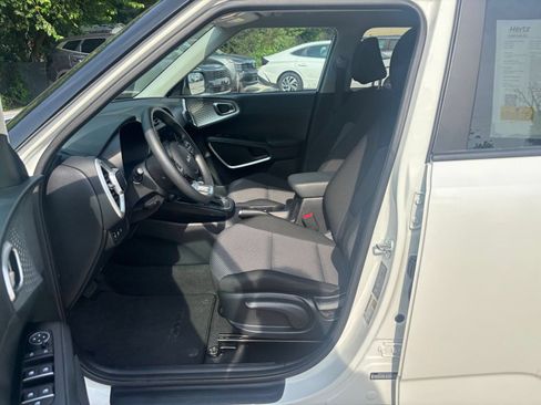 Used 2025 Kia Soul LX w/ LX Technology Package FWD image 24
