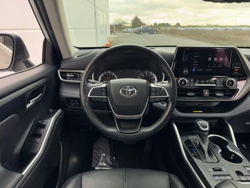 Used 2023 Toyota Highlander XLE AWD/4WD image 15
