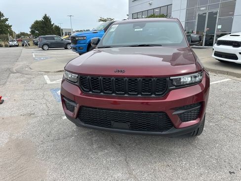 New 2025 Jeep Grand Cherokee Altitude image 10