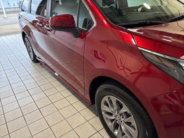 Used 2026 Toyota Sienna XLE FWD image 23