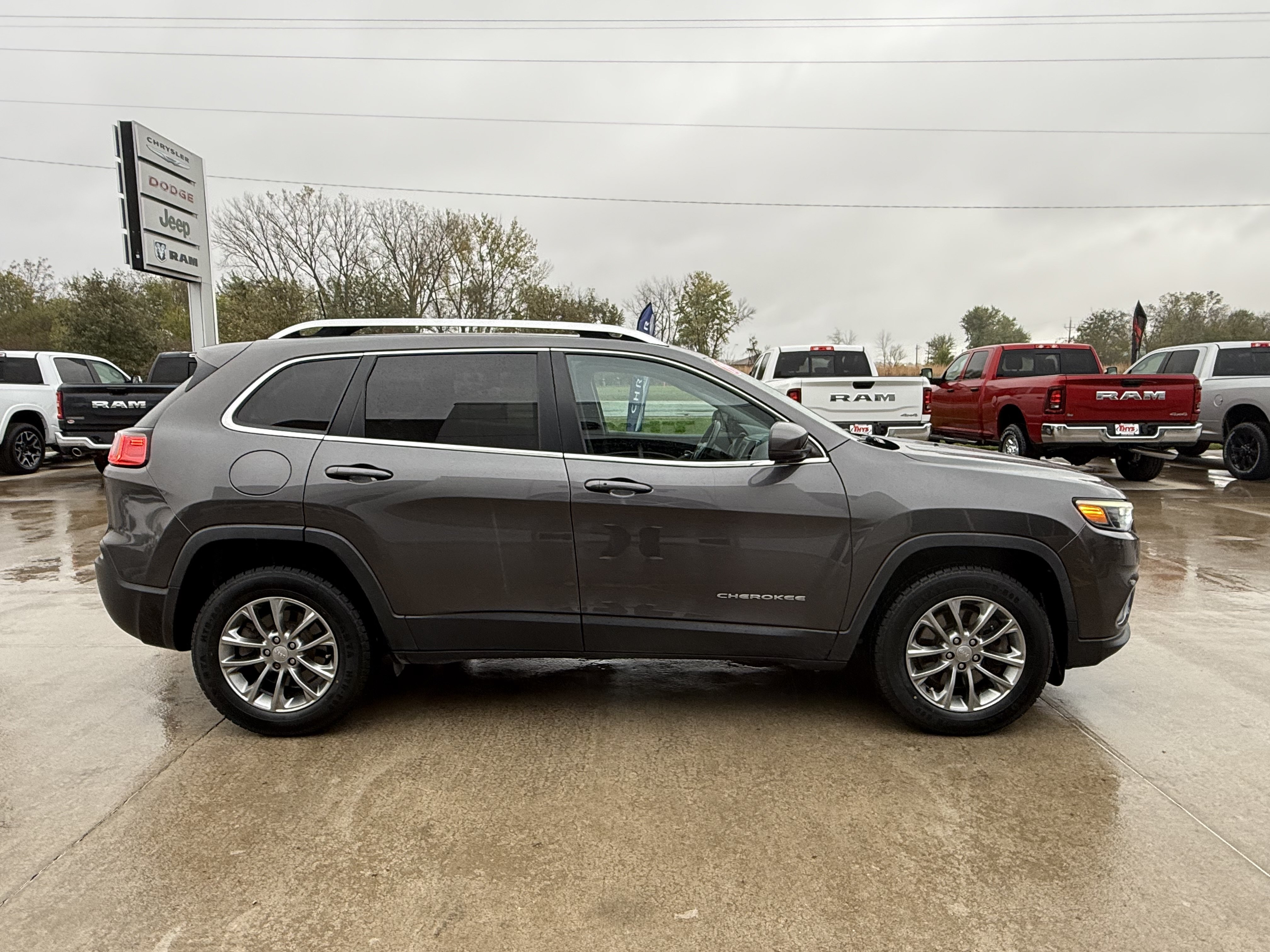 Used 2019 Jeep Cherokee Latitude Plus w/ Cold Weather Group AWD/4WD image 35