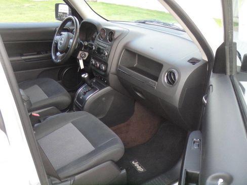 Used 2014 Jeep Patriot Latitude w/ Sun/Sound Group image 10