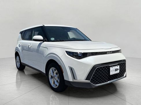 Used 2023 Kia Soul LX w/ LX Technology Package FWD image 2