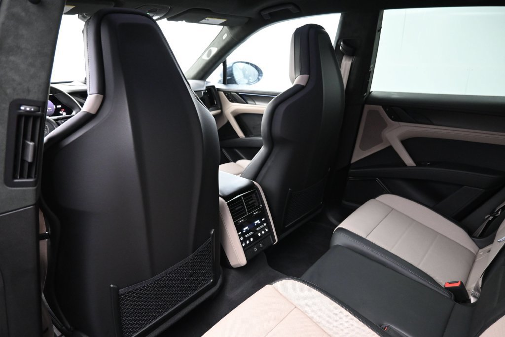 Certified 2026 Porsche Cayenne Turbo AWD/4WD image 8
