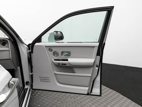 Used 2024 Rolls-Royce Phantom Extended Wheelbase w/ Leather Finishing Pack image 31