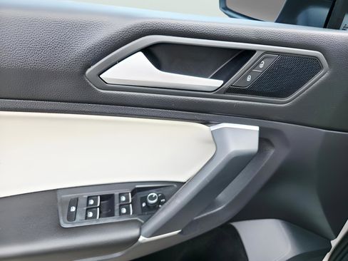 Used 2020 Volkswagen Tiguan SE R-Line image 23