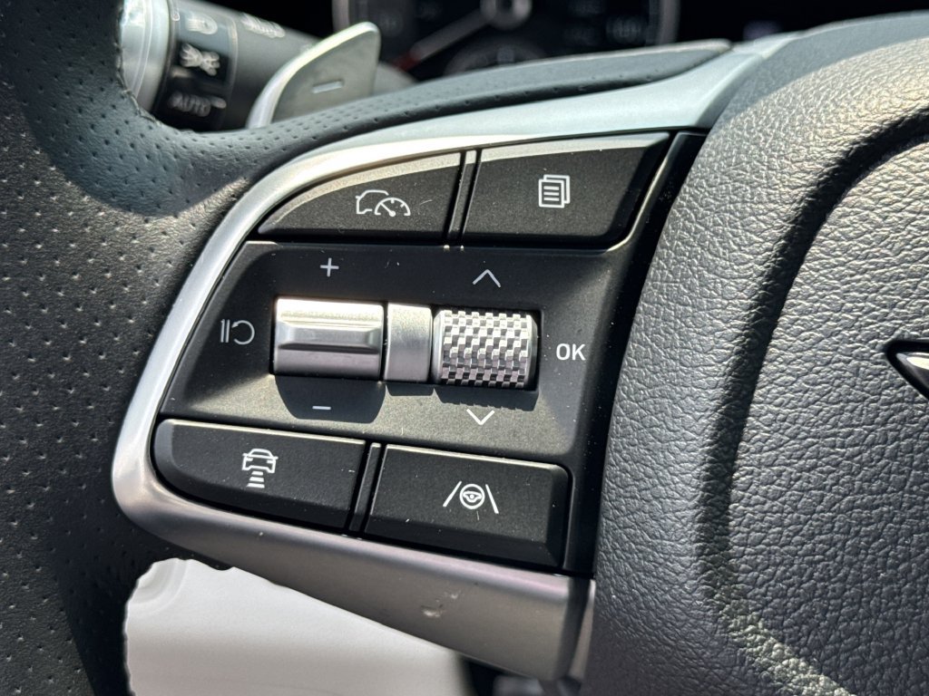 Used 2025 Genesis G70 2.5T RWD image 25