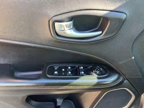 Used 2019 Jeep Compass Latitude w/ Cold Weather Group image 6