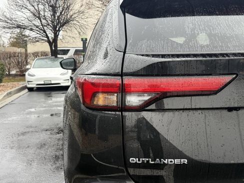 Used 2025 Mitsubishi Outlander SE image 34