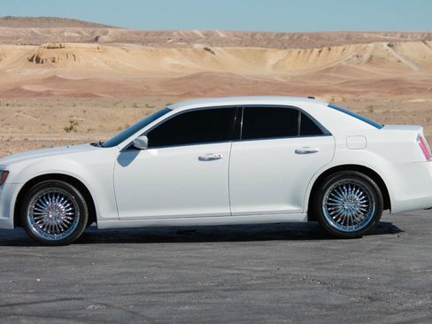 Used 2013 Chrysler 300 S RWD image 4