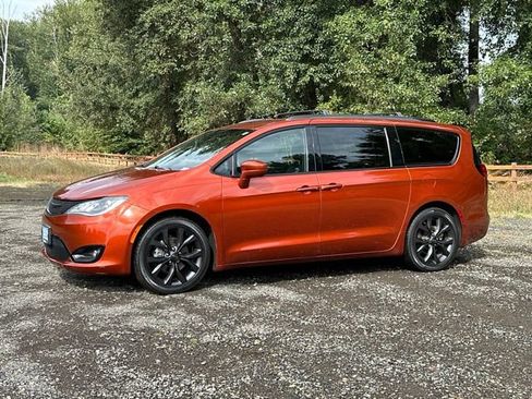 Used 2018 Chrysler Pacifica Touring-L w/ Premium Audio Group FWD image 5