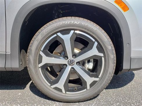 New 2025 Volkswagen Tiguan SE image 12
