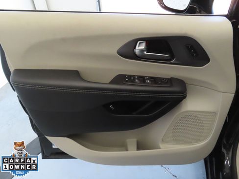 Used 2024 Chrysler Pacifica Select image 11