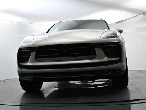 Certified 2025 Porsche Macan image 58