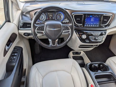 Used 2017 Chrysler Pacifica Touring-L w/ Tire & Wheel Group image 19